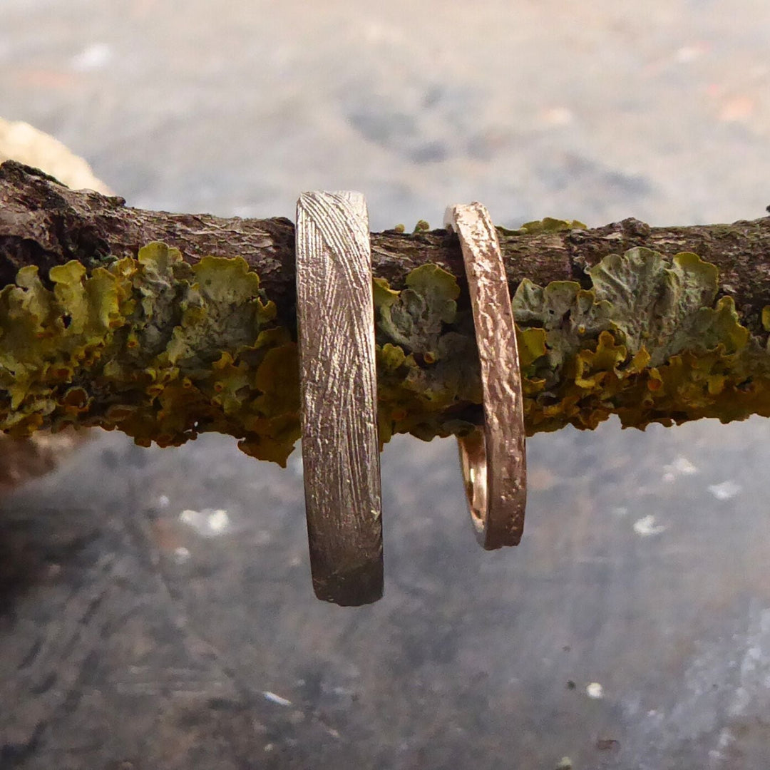 trauringe-herrenring-mit-grasstruktur-in-weissgold-damenring-mit-rindenstruktur-in-rotgold-handgefertigt-in-underer-goldschmiede-in-frankfurt-am-main