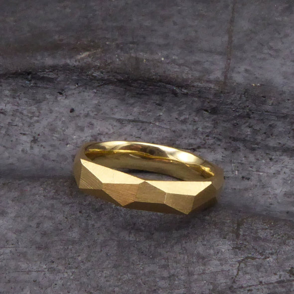 ein-schmaler-ring-mit-vielen-polygonen-flaechen-der-ring-ist-ca-viereinhalb-millimeter-breit-und-besteht-aus-gelbgold-er-ist-auch-in-fairtrade-gold-erhaeltlich-die-ringe-werden-von-hand-in-unserer-goldschmiede-in-frankfurt-am-main-angefertigt-alexandra-baum-schmuck