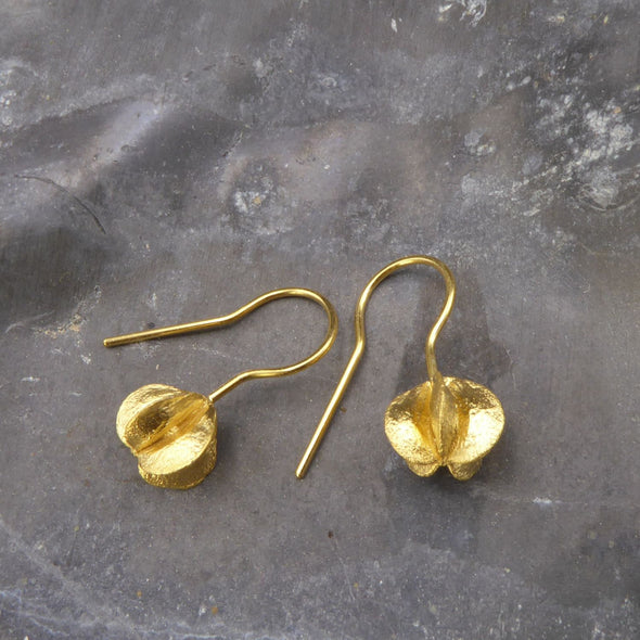 festliche-ohrhaenger-mit-samenkapseln-der-prunkspiere-the-bride-aus-vergoldetem-silber