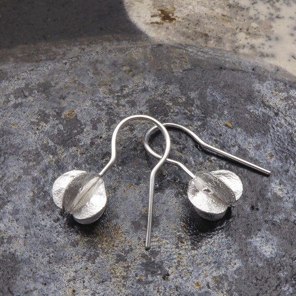 festliche-ohrhaenger-mit-samenkapseln-der-prunkspiere-the-bride-aus-silber