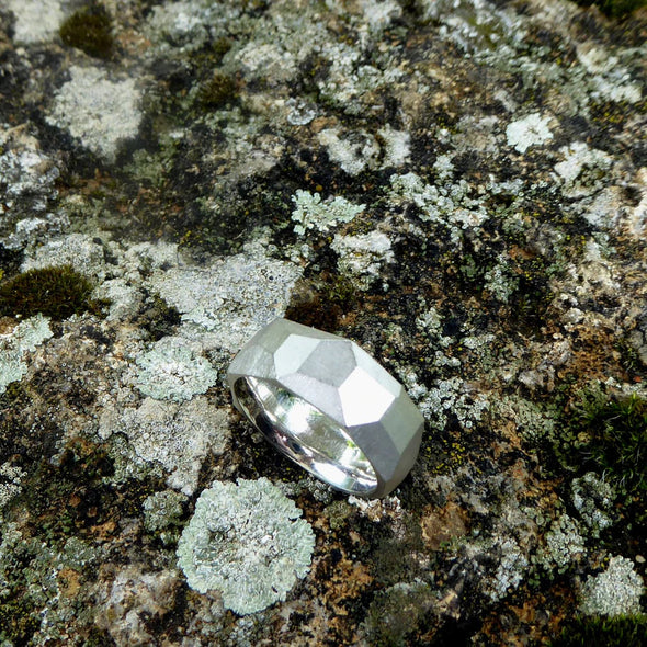 ein-breiter-rockiger-ring-mit-vielen-unregelmaessigen-facetten-oder-polygonen-flaechen-der-ring-ist-ca-achteinhalb-millimeter-breit-und-besteht-aus-recyceltem-sterling-silber-geeignet-als-trauring-oder-schmuckring-fuer-menschen-die-auffaellige-ringe-moegen-die-ringe-werden-von-hand-in-unserer-goldschmiede-in-frankfurt-am-main-angefertigt-und-sind-individuell-anpassbar-alexandra-baum-schmuck