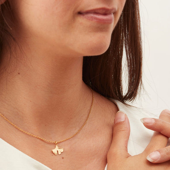 handgefertigter-ginkgo-anhaenger-an-zarter-ankerkette-silber-vergoldet-oder-echtgold-aus-unserer-goldschmiede-in-frankfurt-auch-in-fairtrade-gold-erhaeltlich