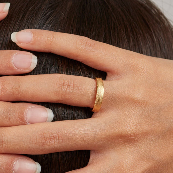 ein-grasring-mit-vier-millimeter-breite-aus-gelbgold-am-finger-getragen-handgefertigt-von-alexandra-baum-schmuck