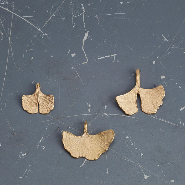 zarte-handgefertigte-ginkgo-anhänger-mit-feiner-struktur-von-echten-ginkgoblaettern-abgeformt-in-drei-varianten-in-silber-vergoldet-oder-echtgold-aus-unserer-goldschmiede-in-frankfurt-auch-in-fairtrade-gold-erhaeltlich-drei-verschiedene-groessen-ohne-kette
