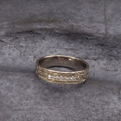 fuenf-millimeter-breiter-ring-mit-baumrinden-struktur-aus-fairtrade-palladiumweissgold-mit-acht-vintage-brillanten