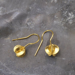 festliche-ohrhaenger-mit-samenkapseln-der-prunkspiere-the-bride-aus-vergoldetem-silber