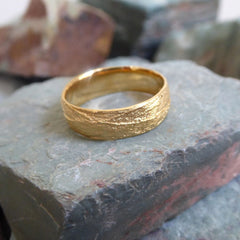 ein-handgefertigter-ring-mit-gras-struktur-aus-gelbgold-design-alexandra-baum-frankfurt-am-main