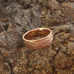 ein-handgefertigter-rotgold-ring-mit-einer-struktur-aus-abgeformtem-gras-design-von-alexandra-baum-aus-frankfurt-am-main