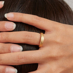 ein-grasring-mit-vier-millimeter-breite-aus-gelbgold-am-finger-getragen-handgefertigt-von-alexandra-baum-schmuck