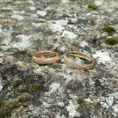eheringe-mit-gras-struktur-aus-rosegold-goldschmiedearbeit-von-alexandra-baum