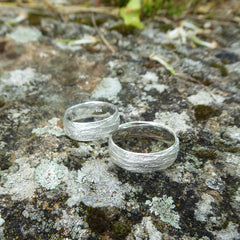 zwei-ringe-mit-gras-struktur-aus-sterling-silber-auf-einem-stein-design-von-alexandra-baum